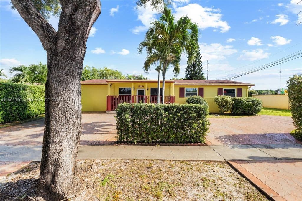4+1 Müstakil ev — 18151 NE 9th Ct