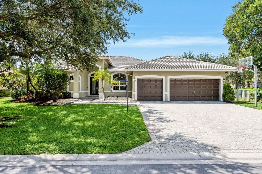 5+1 Müstakil ev — 10668 NW 69TH Street