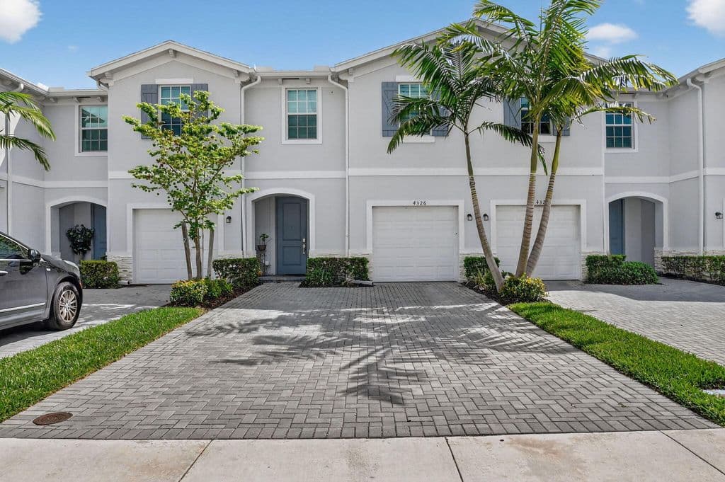 4-bedroom Property — 4326 Hammock Grove Drive