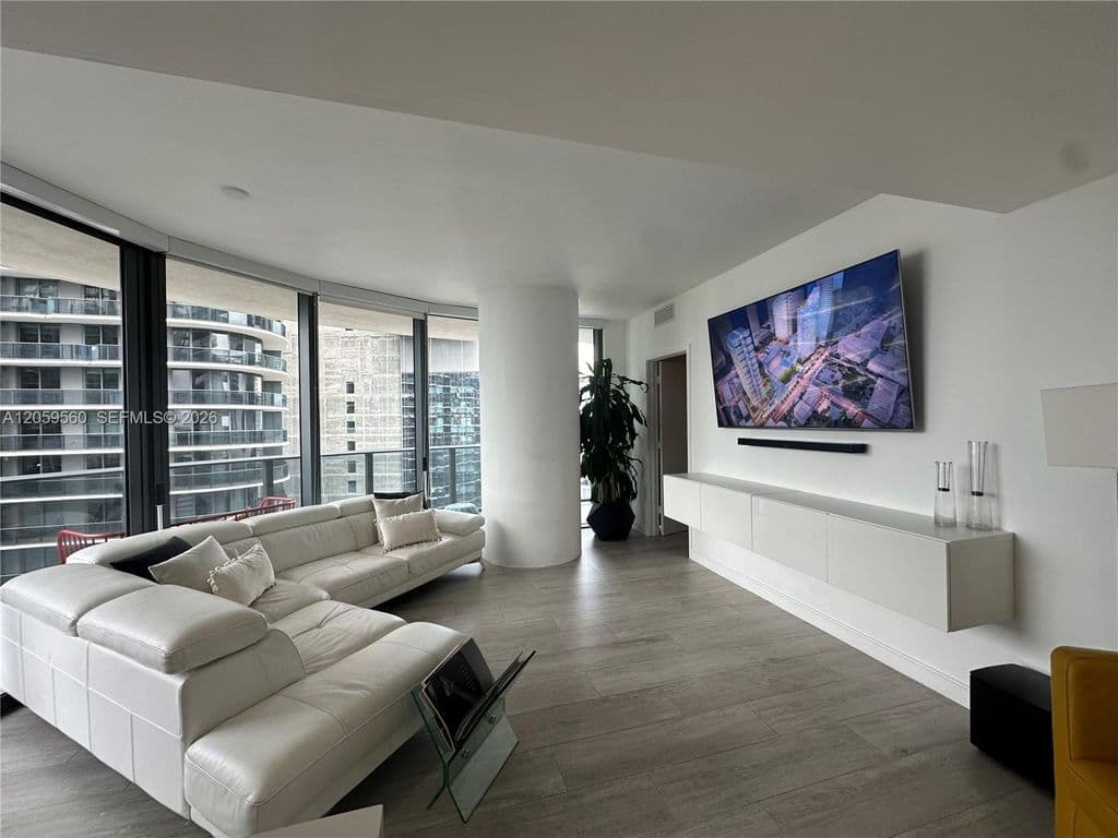2+1 Condo — 45 SW 9th St APT 2501