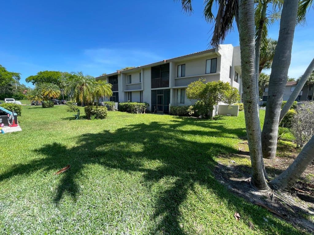 4+1 Condo — 9509 SW 1st Court