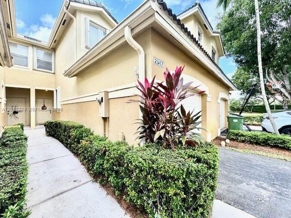 3-bedroom Property — 2567 Cordoba Bnd