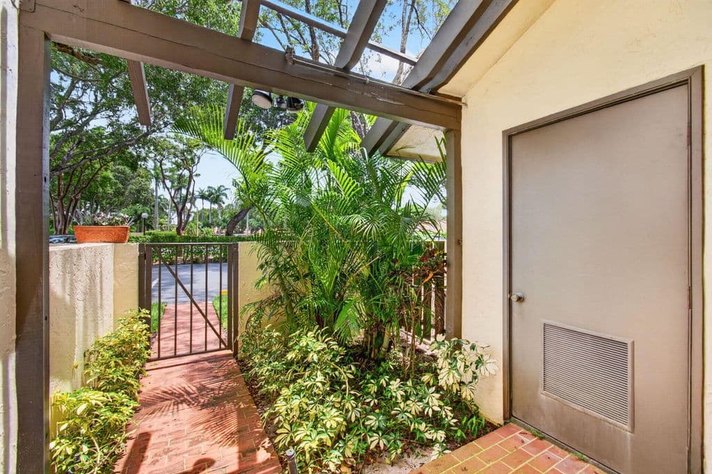 3-bedroom Condo — 10247 N Circle Lake Drive #102