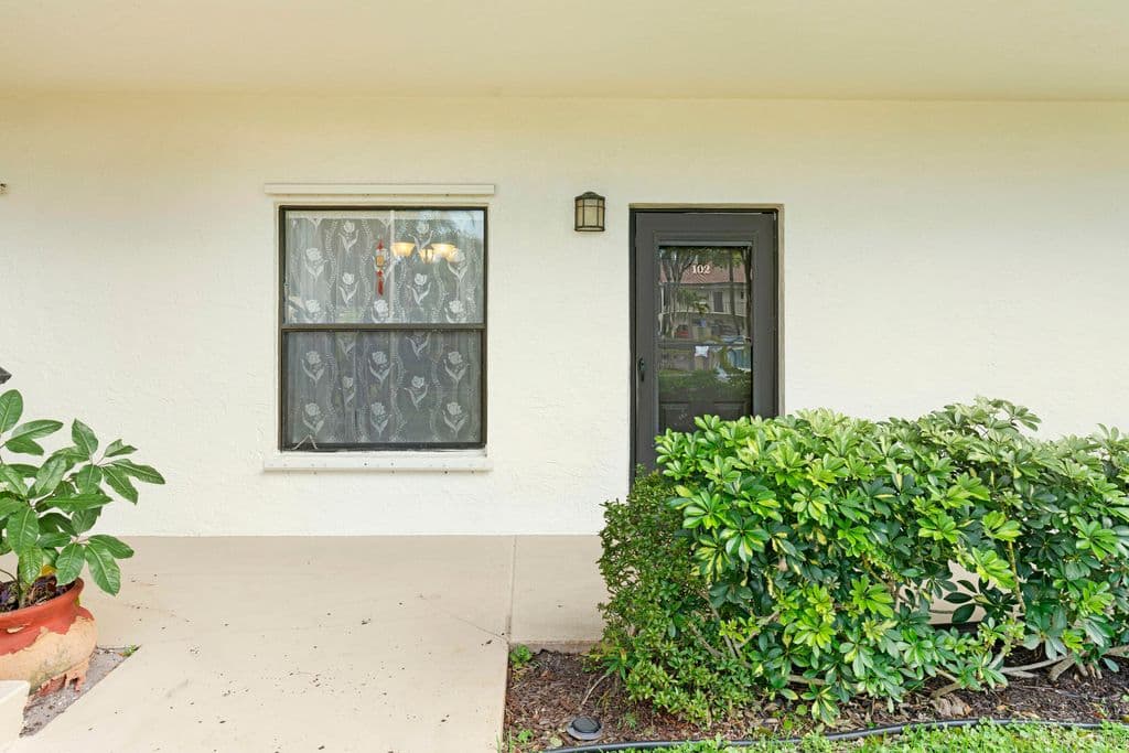 2-bedroom Condo — 3 Vía De Casas Sur #102