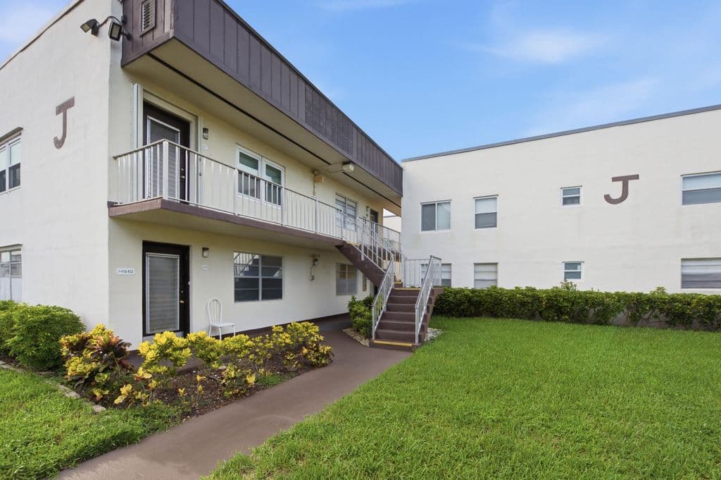 1+1 Condo — 479 Burgundy J