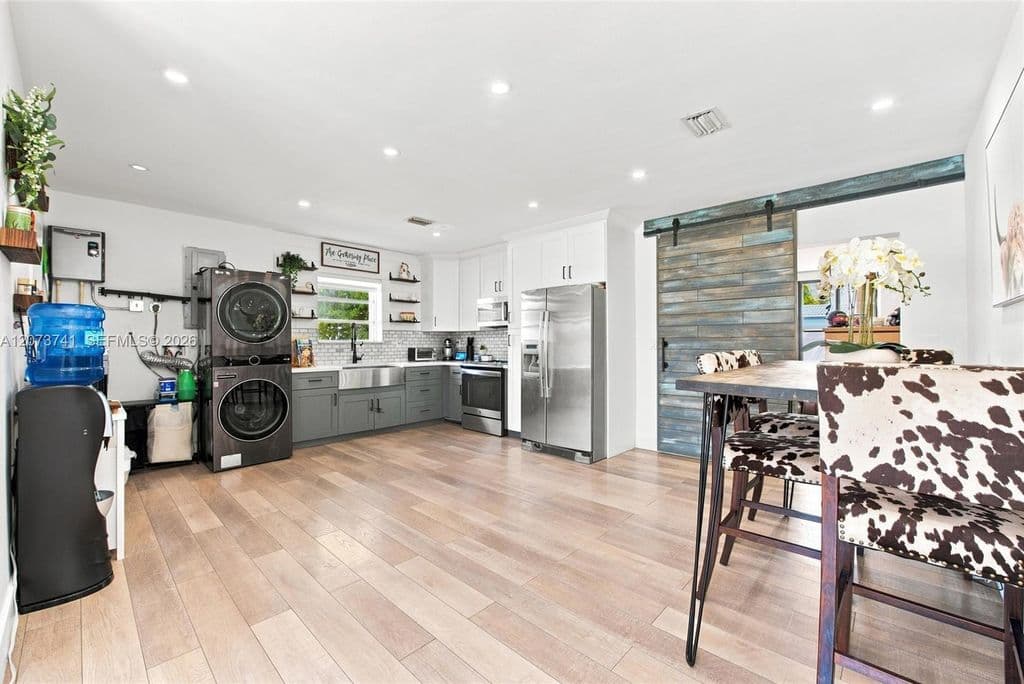 4+1 Müstakil ev — 681 W 55th Pl