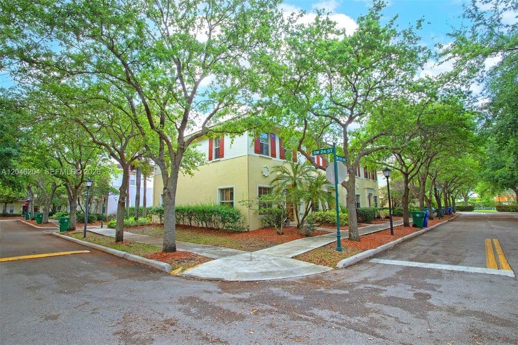 2+1 Mülk — 2615 SW 100th Ave #2615
