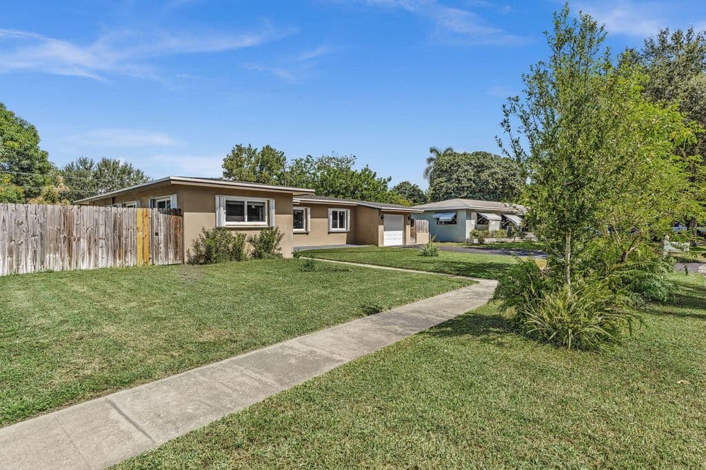 3+1 Müstakil ev — 721 FAIRWAY Drive