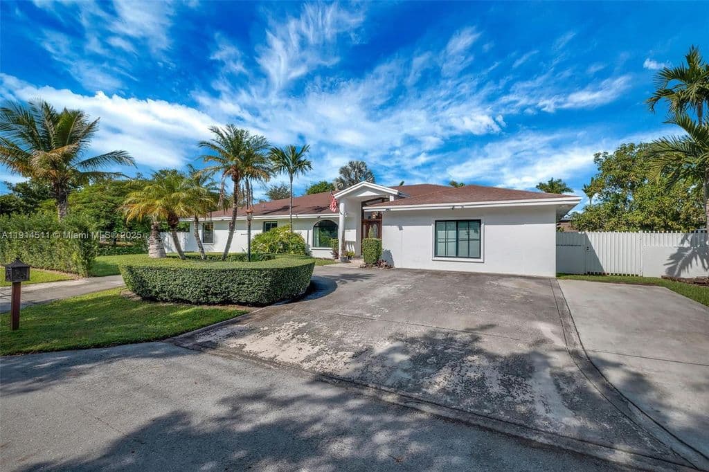 6+1 Müstakil ev — 10195 NW 26th St