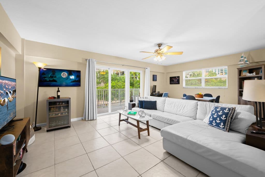 1-bedroom Condo — 95 N Birch Road #304