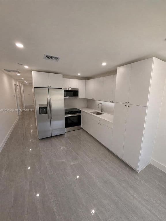 5+1 Müstakil ev — 607 NW 8th Ave