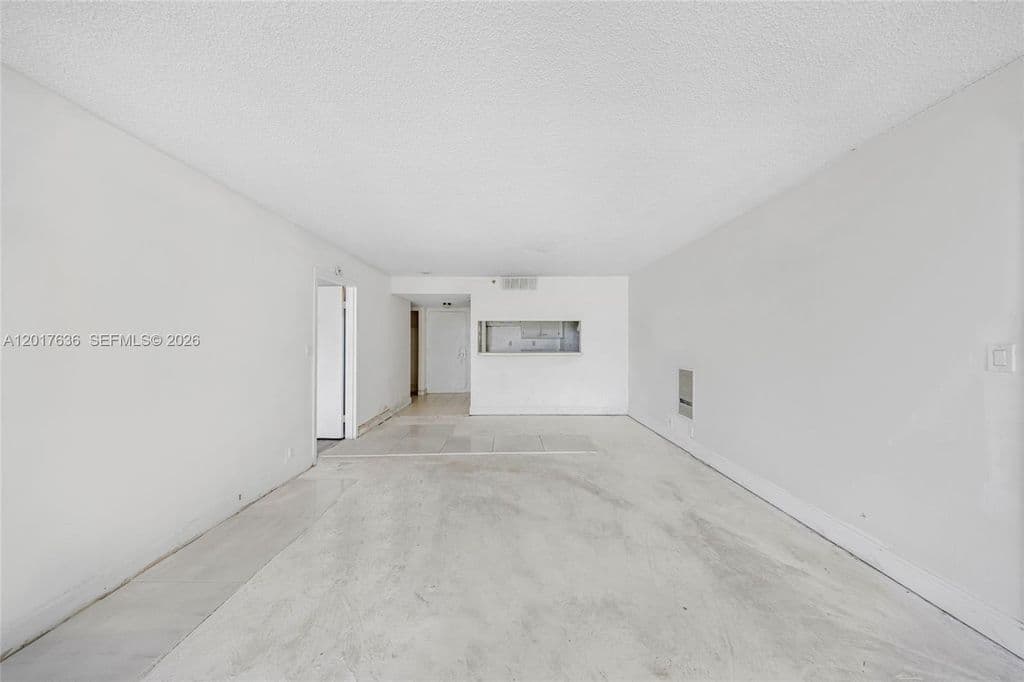 2+1 Condo — 7601 E Treasure Dr APT 609
