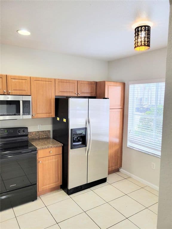 3+1 Mülk — 8263 SW 27th St #102