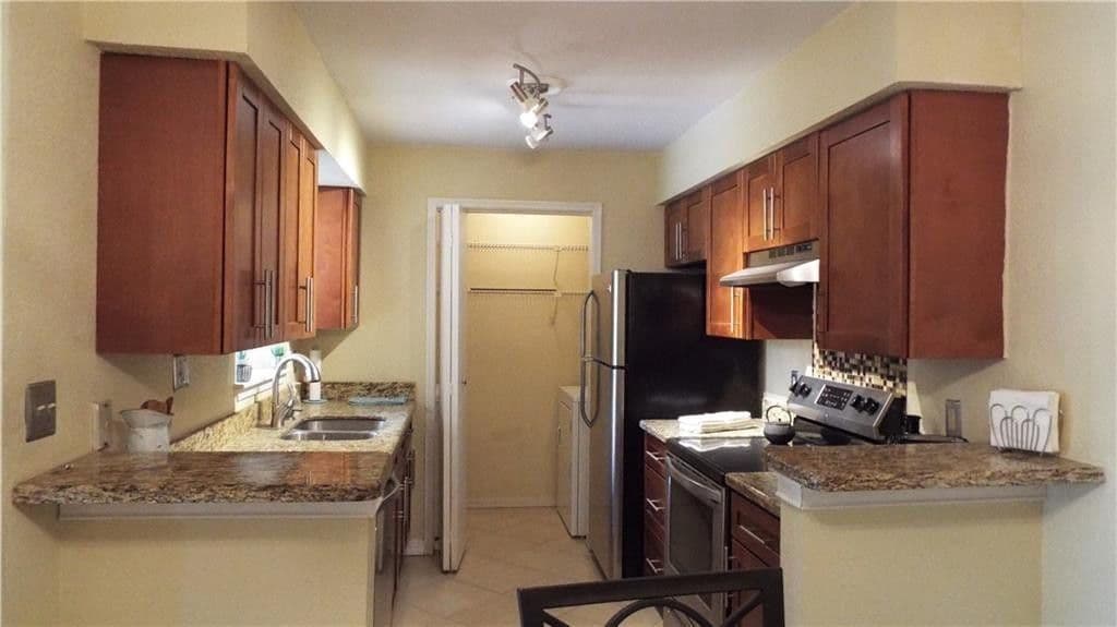2+1 Condo — 833 RIVERSIDE Drive #824