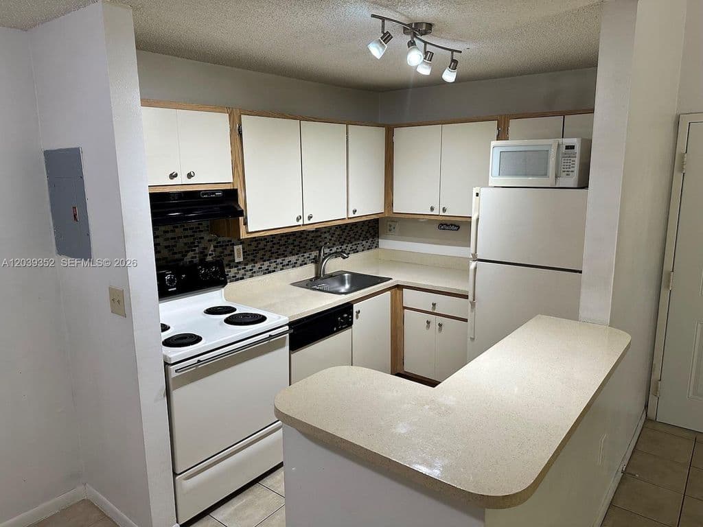 2-bedroom Condo — 7200 NW 179th St APT 311