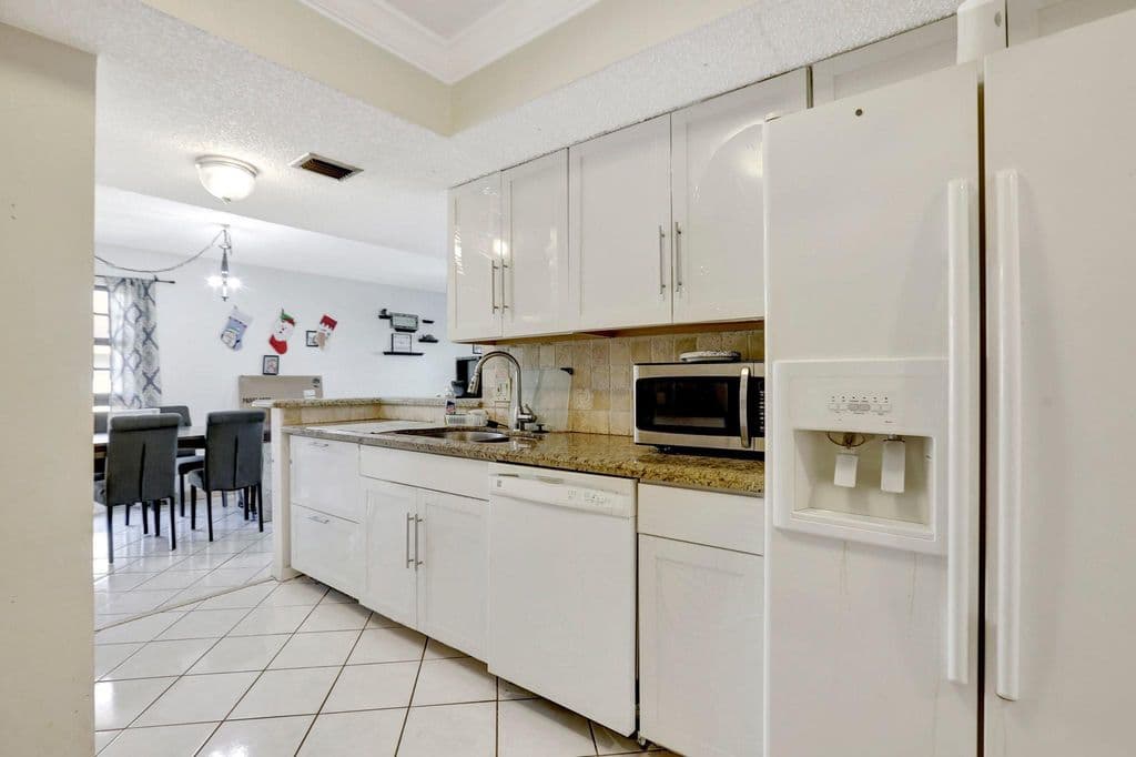 2+1 Condo — 5570 NW 44th Street #518a