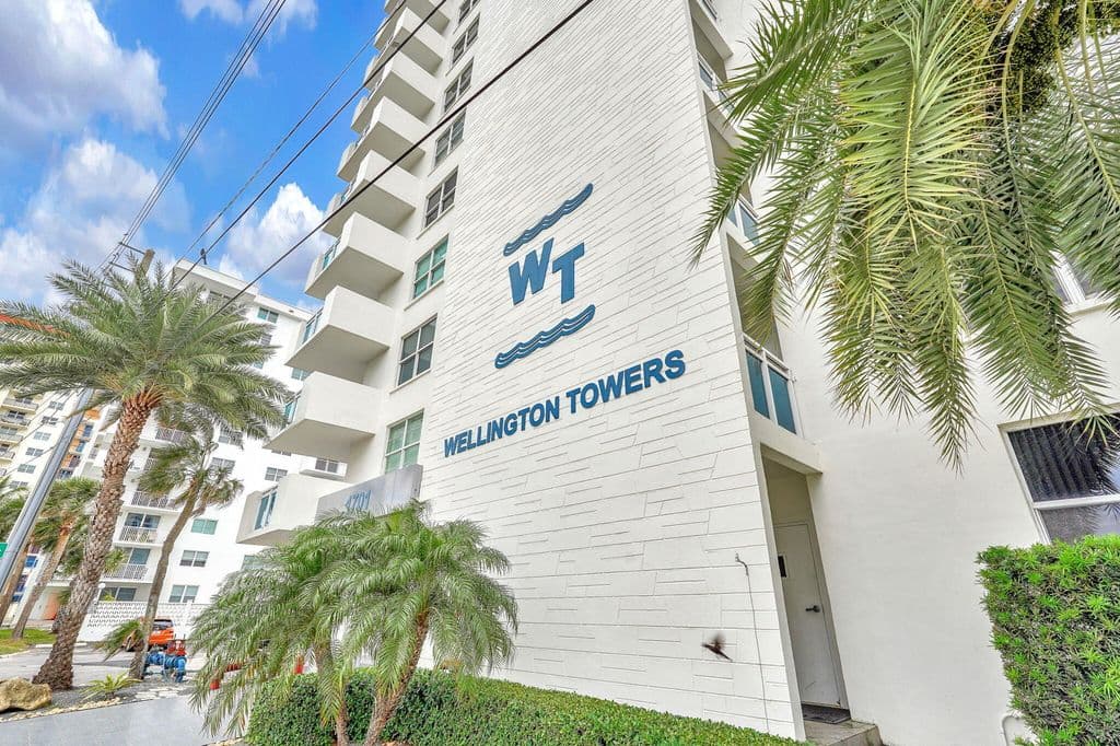 2+1 Condo — 1701 S Ocean Drive #203