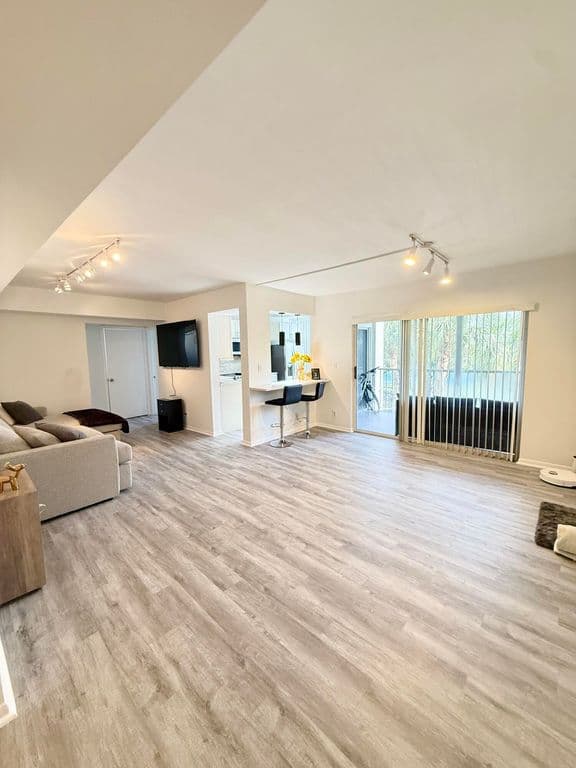 2+1 Condo — 5910 MORNINGSTAR Circle #306