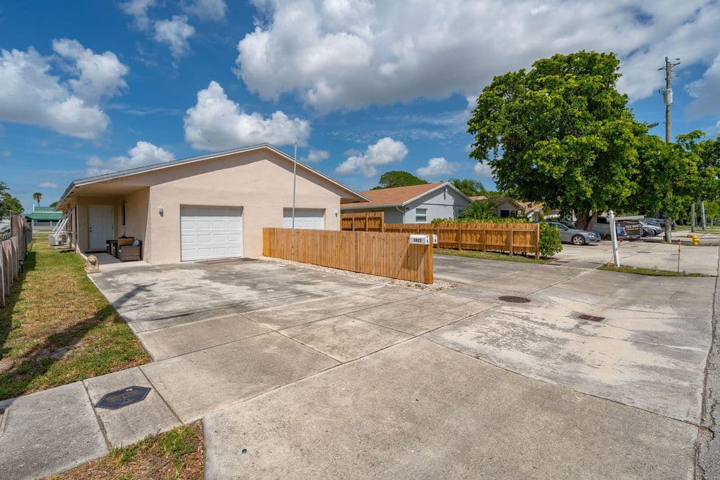 4-bedroom Property — 3411 NE 5 Avenue NE #1-2