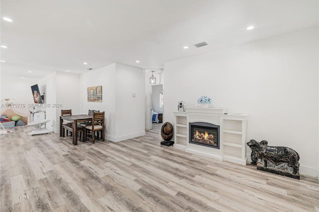 4+1 Müstakil ev — 2801 NW 6th St