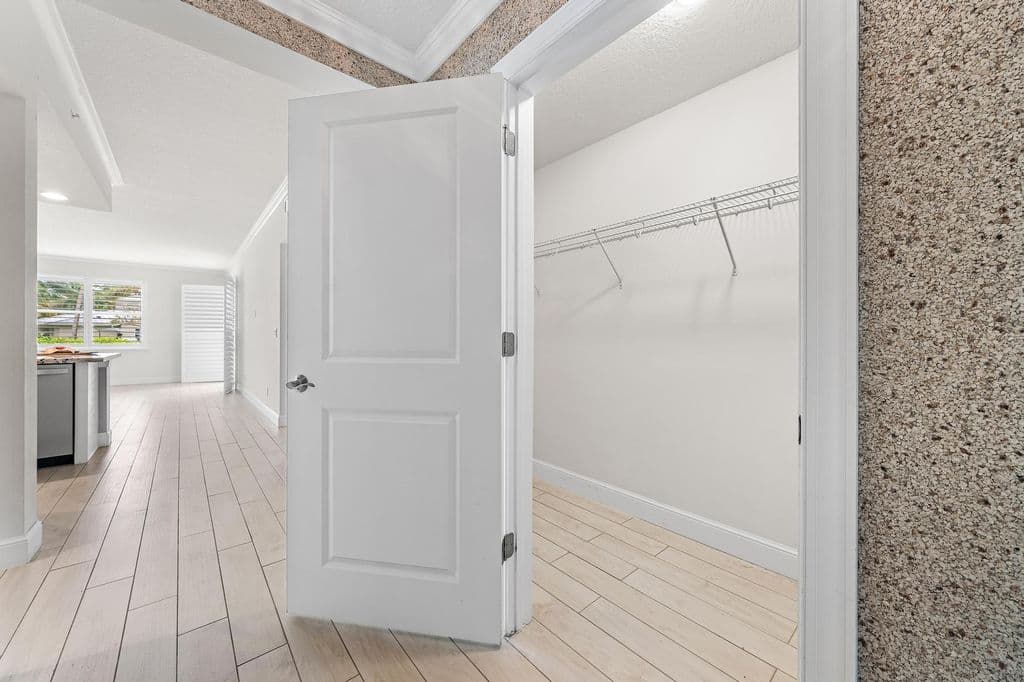 3-bedroom Condo — 411 Bay Colony Drive N