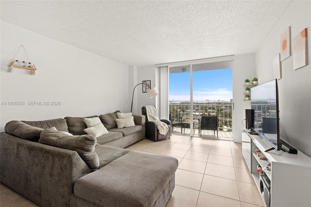 1+1 Condo — 2350 NE 135th St APT 1006