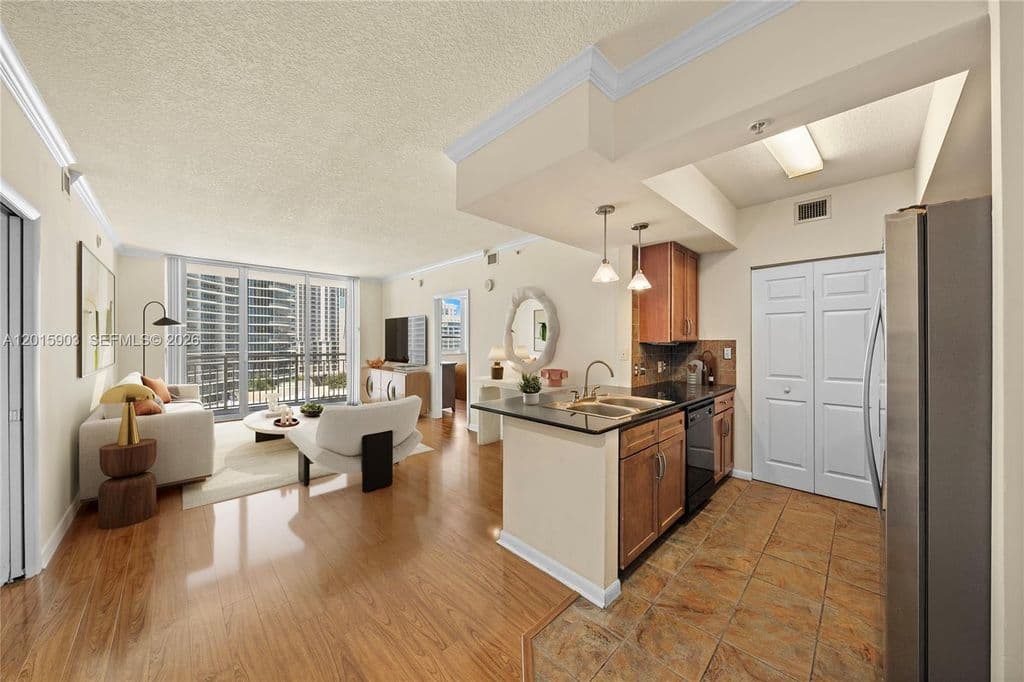 2-bedroom Condo — 2000 N Bayshore Dr APT 1005