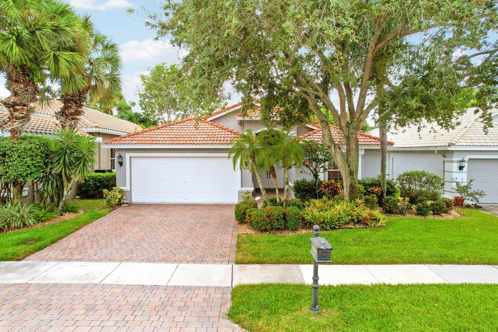 5-bedroom Single-Family Home — 7428 VIA LURIA