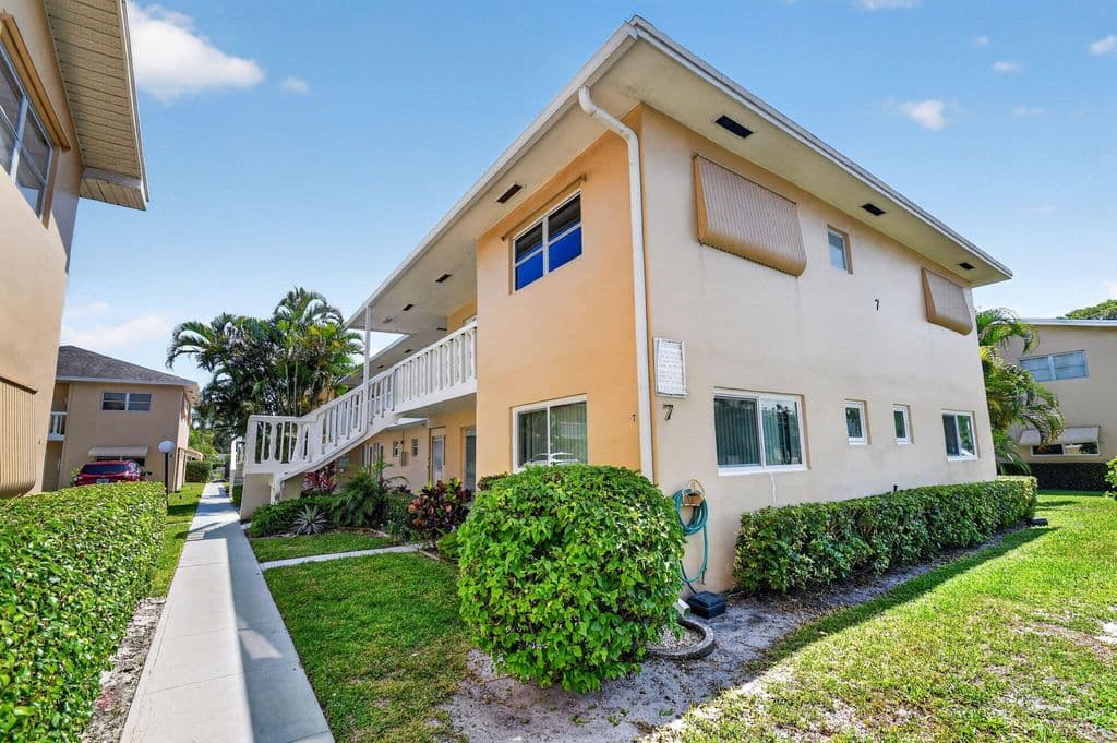 2+1 Condo — 2111 NE 1st Court #204