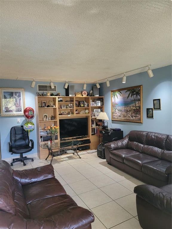 2+1 Condo — 1425 Arthur St APT 216B
