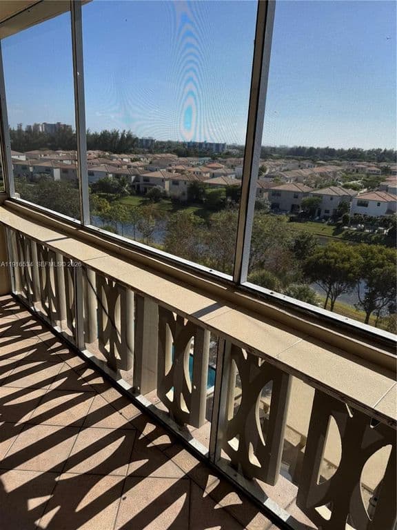 2+1 Condo — 800 NE 195th St APT 714
