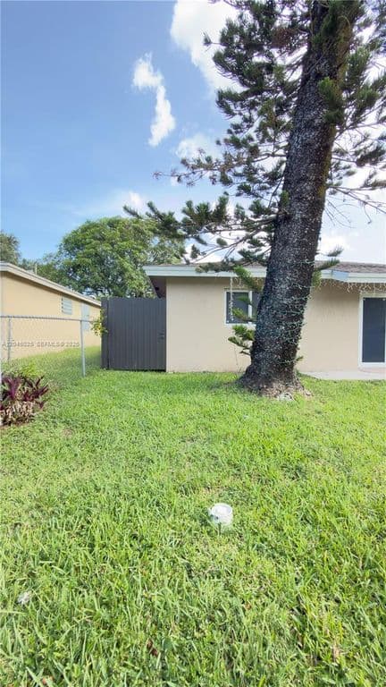 4+1 Müstakil ev — 920 NW 65th St