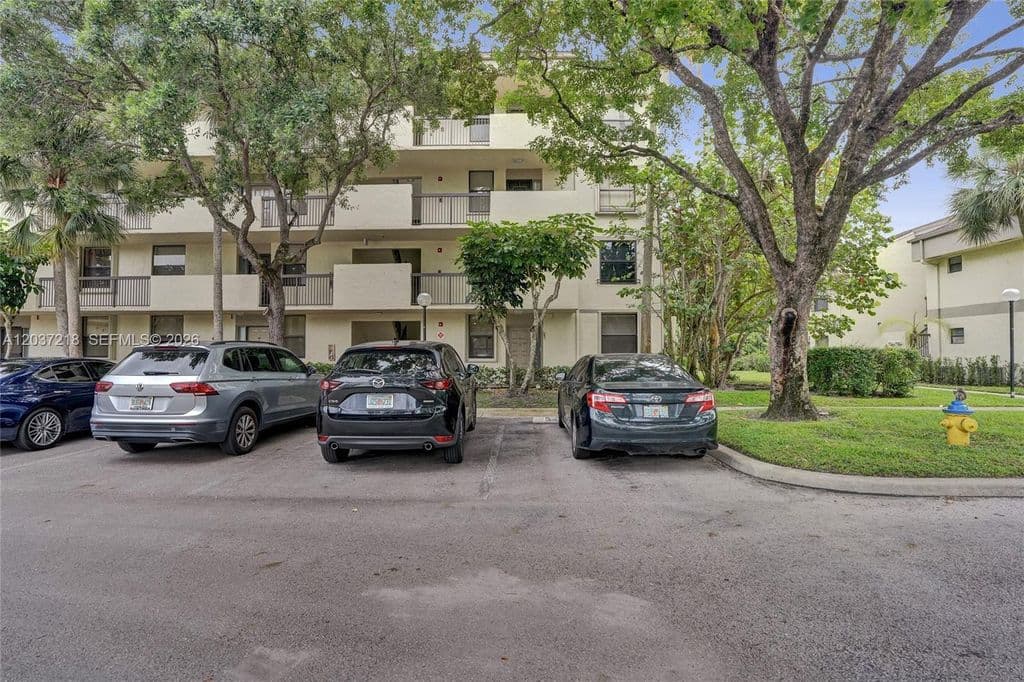 2-bedroom Condo — 2908 Carambola Cir S APT 106