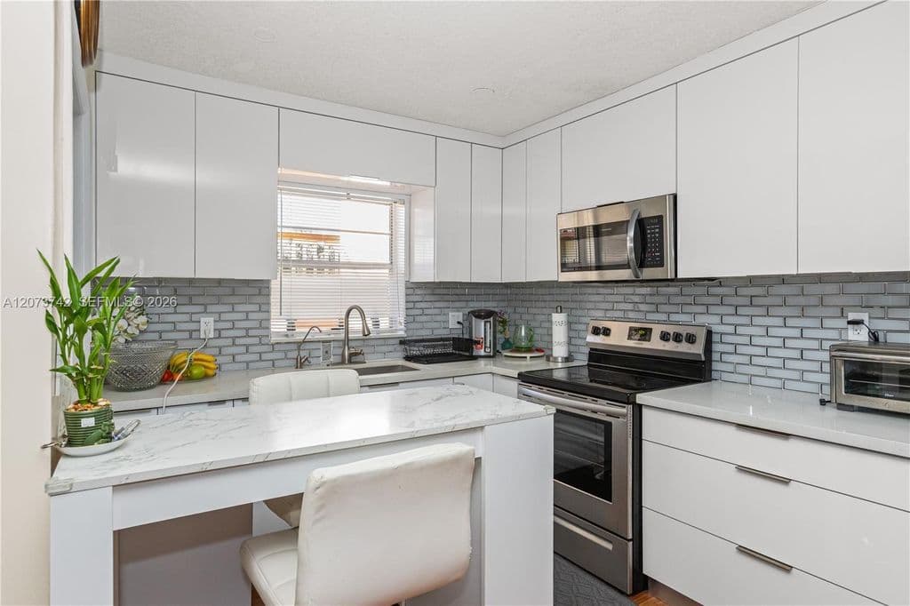 2+1 Condo — 5300 Washington St APT E209