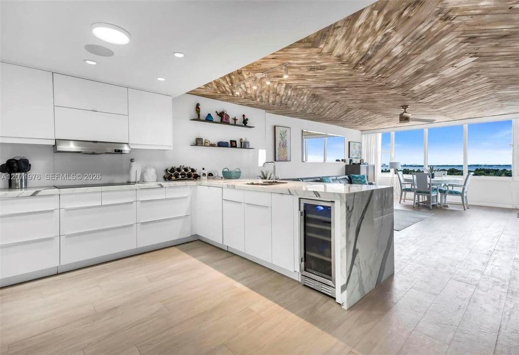 2+1 Condo — 5600 Collins Ave APT 11S