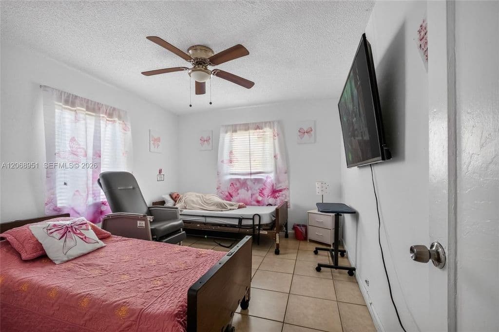 4+1 Müstakil ev — 7151 SW 42nd St