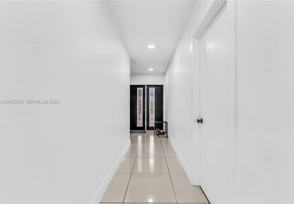 3+1 Mülk — 522 NE 195th St