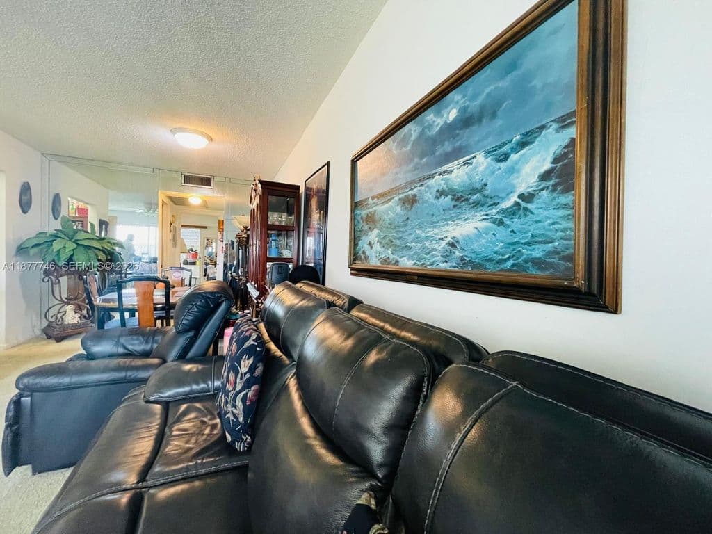 1-bedroom Condo — 251 Suffolk #251-F