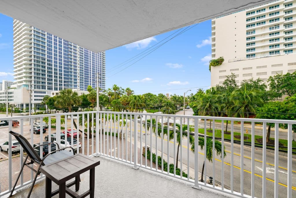 1-bedroom Condo — 95 N Birch Road #304