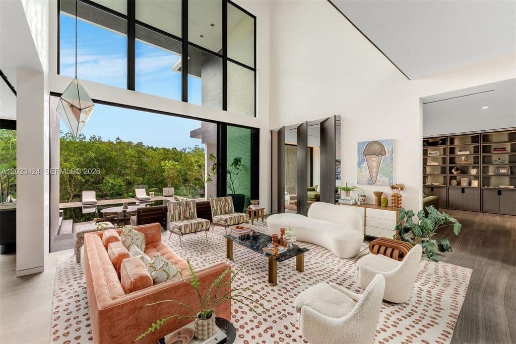 5-bedroom Single-Family Home — 132 Paloma Dr