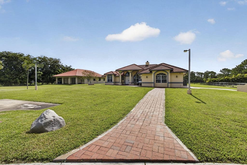 4-bedroom Single-Family Home — 2564 Deer Run Trail