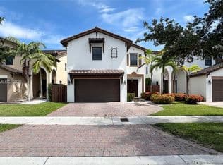 4-bedroom Single-Family Home — 10235 NW 87th Ter, Doral, 33178