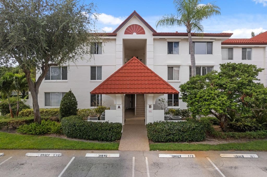 2+1 Condo — 106 Half Moon Circle #B1