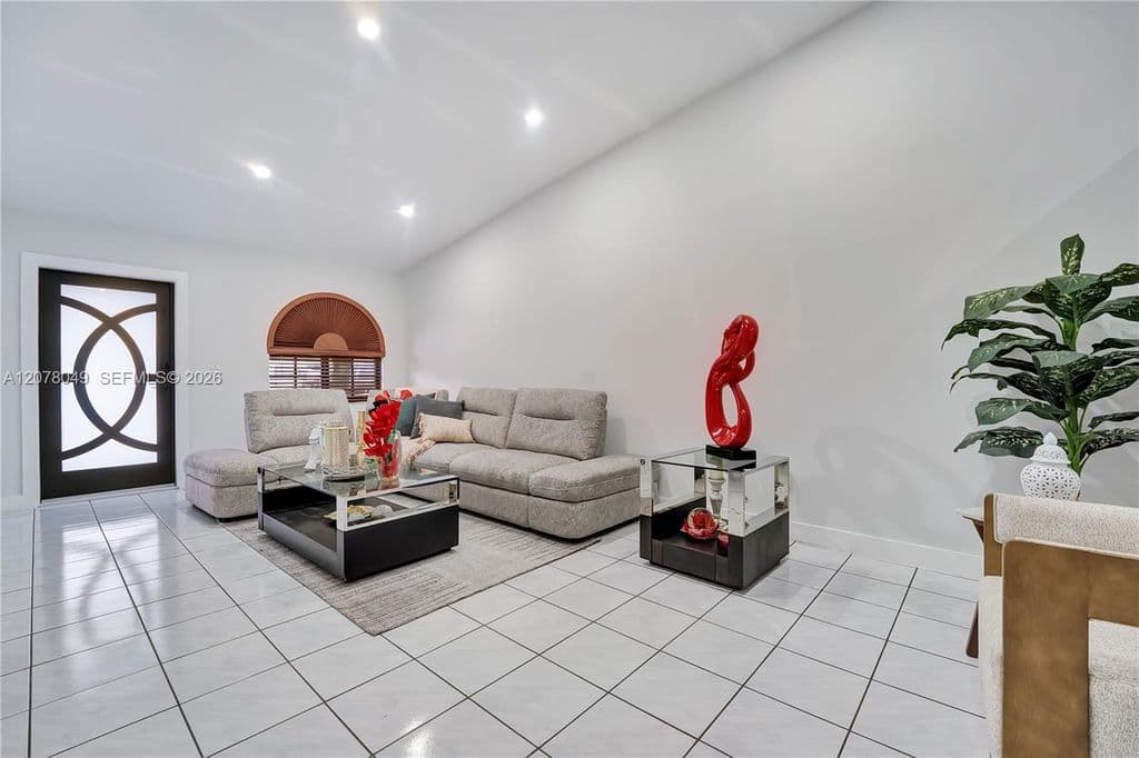 3+1 Müstakil ev — 5670 W 20th Ct