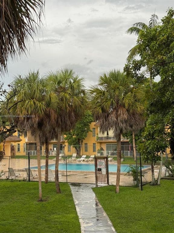 3+1 Condo — 13700 SW 62nd St APT 250