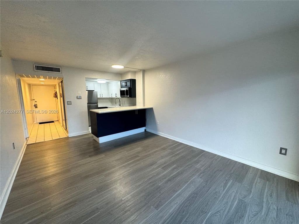 1-bedroom Condo — 1650 NE 115th St APT 609