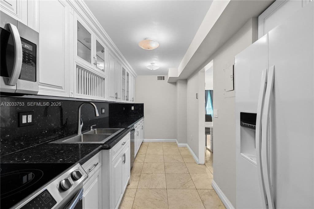 2+1 Condo — 18011 Biscayne Blvd APT 902