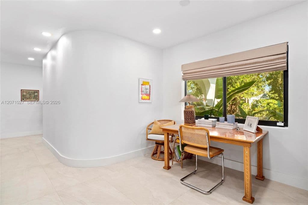 4+1 Müstakil ev — 638 NE 141st St