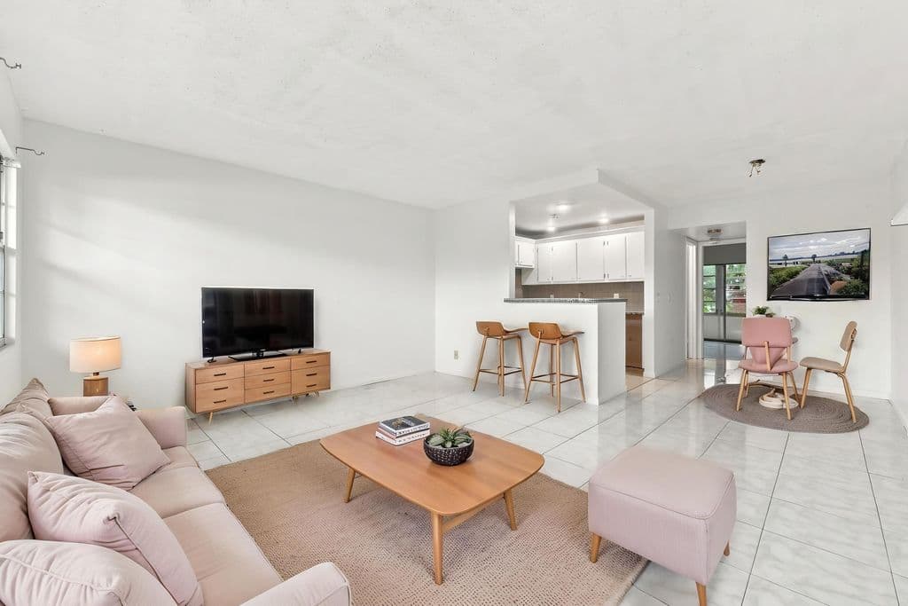 1-bedroom Condo — 310 OAKRIDGE R Court #310