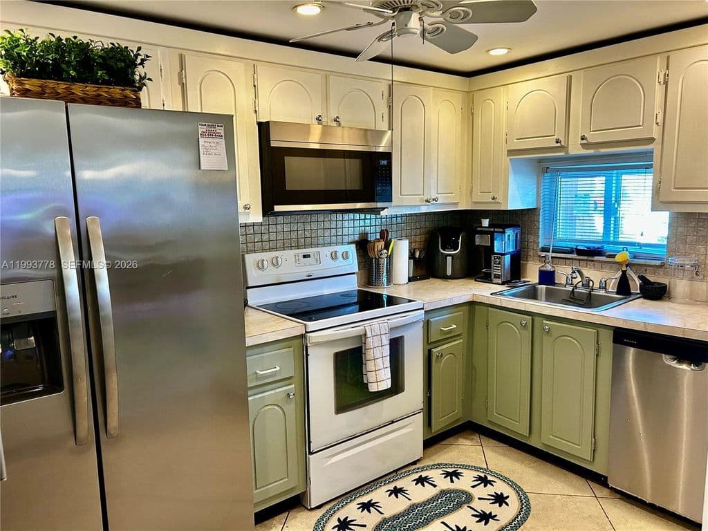 1-bedroom Condo — 411 S Hollybrook Dr APT 105